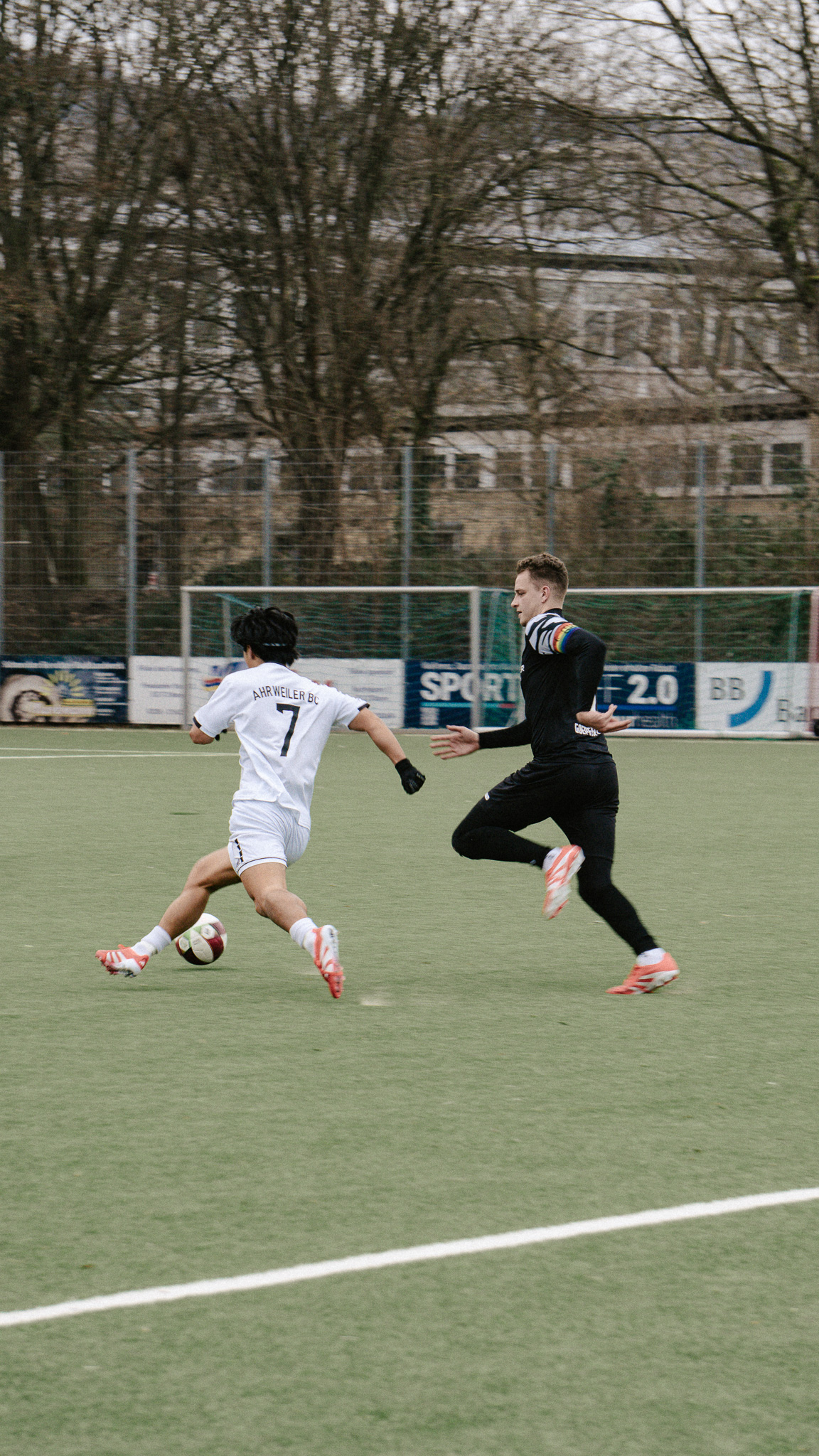 Fußball-Zweikampf zweier Spieler auf dem Platz