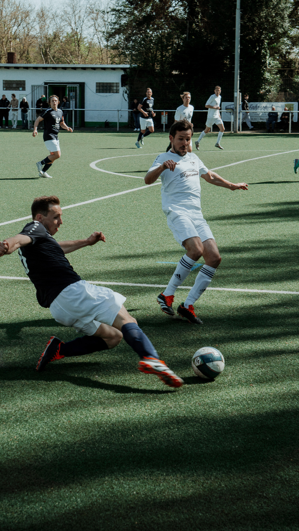 Fußballspieler beim Tackling im Sonnenlicht