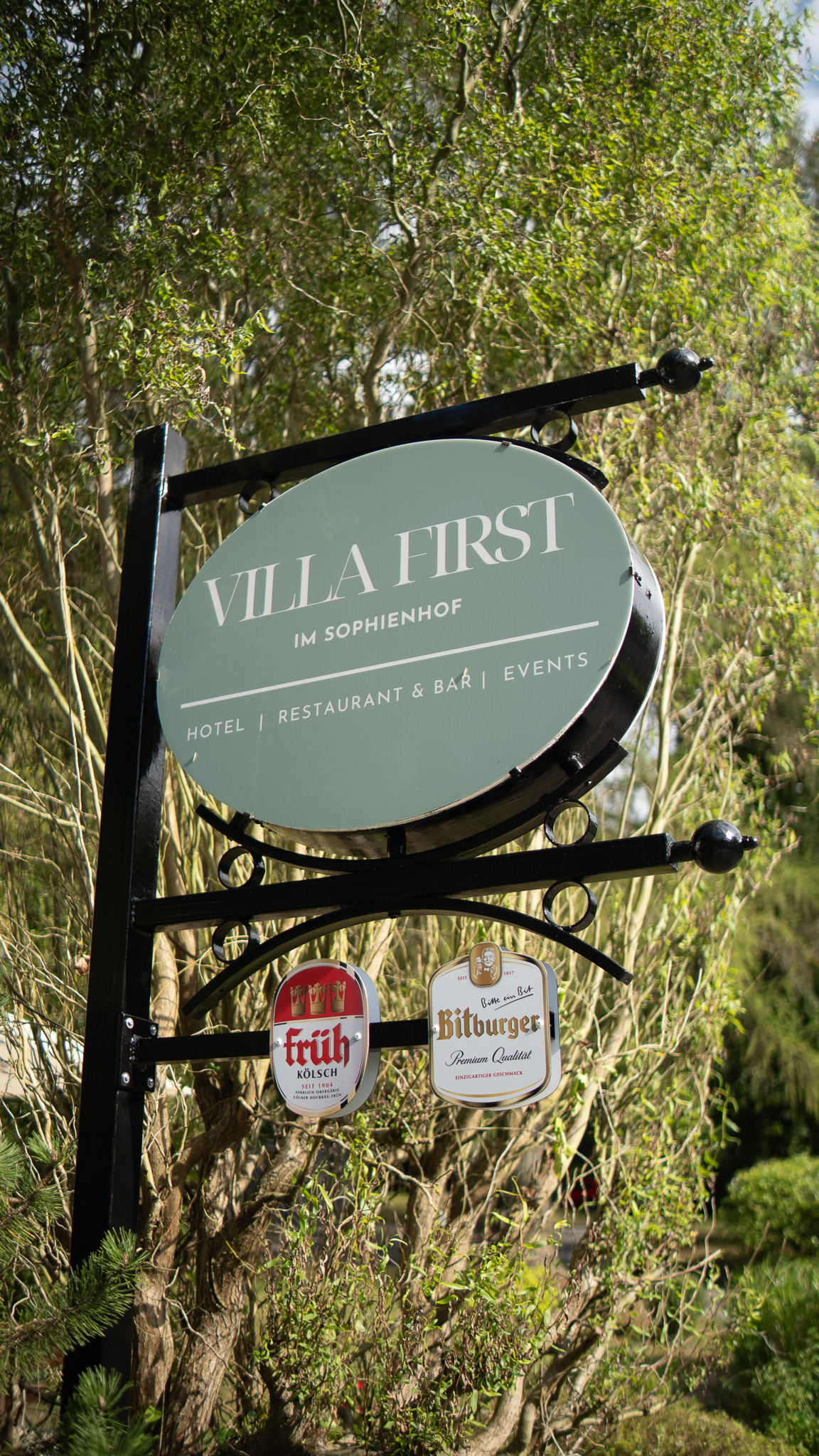 Schild der Villa First im Sophienhof – Hotel, Restaurant und Events