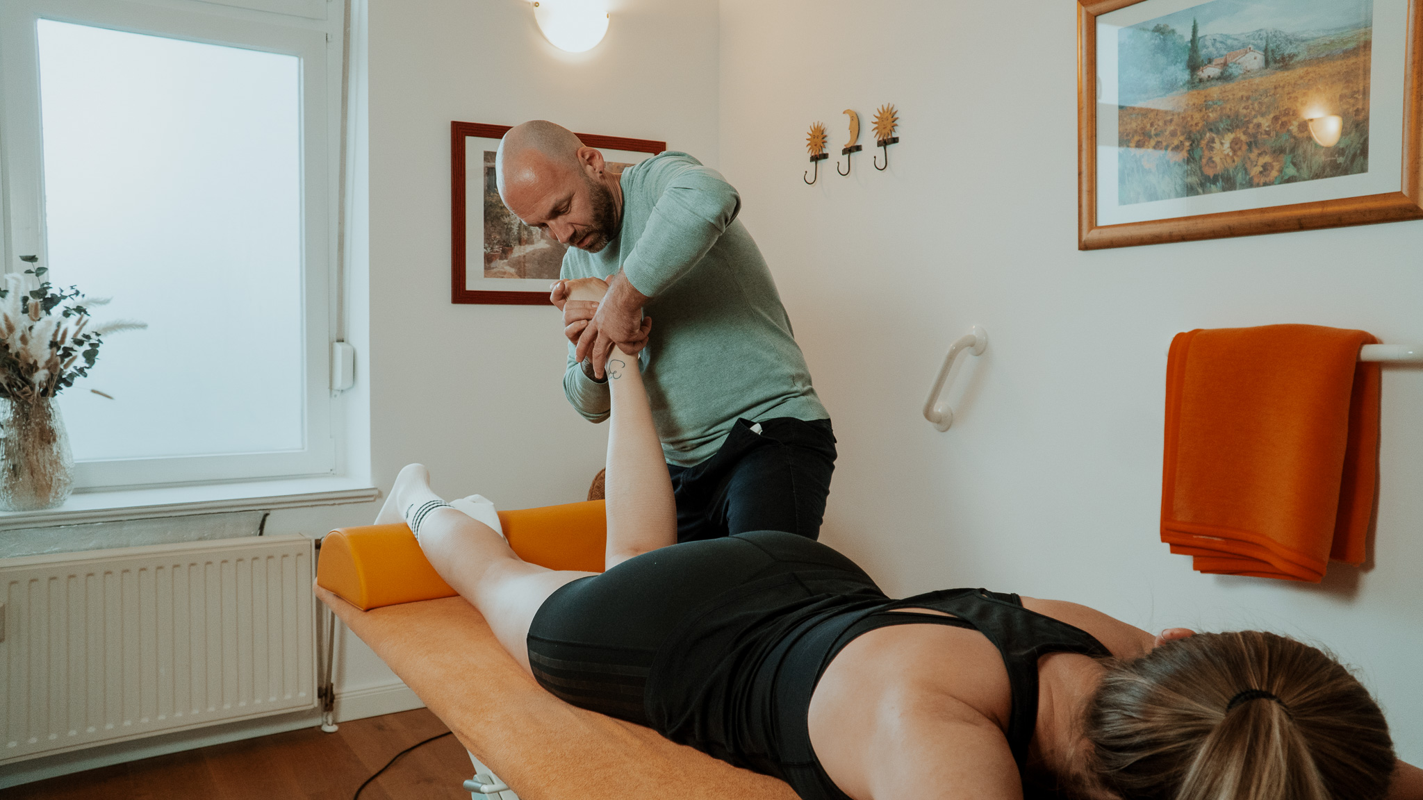 Physiotherapeut behandelt Patientin in der Praxis