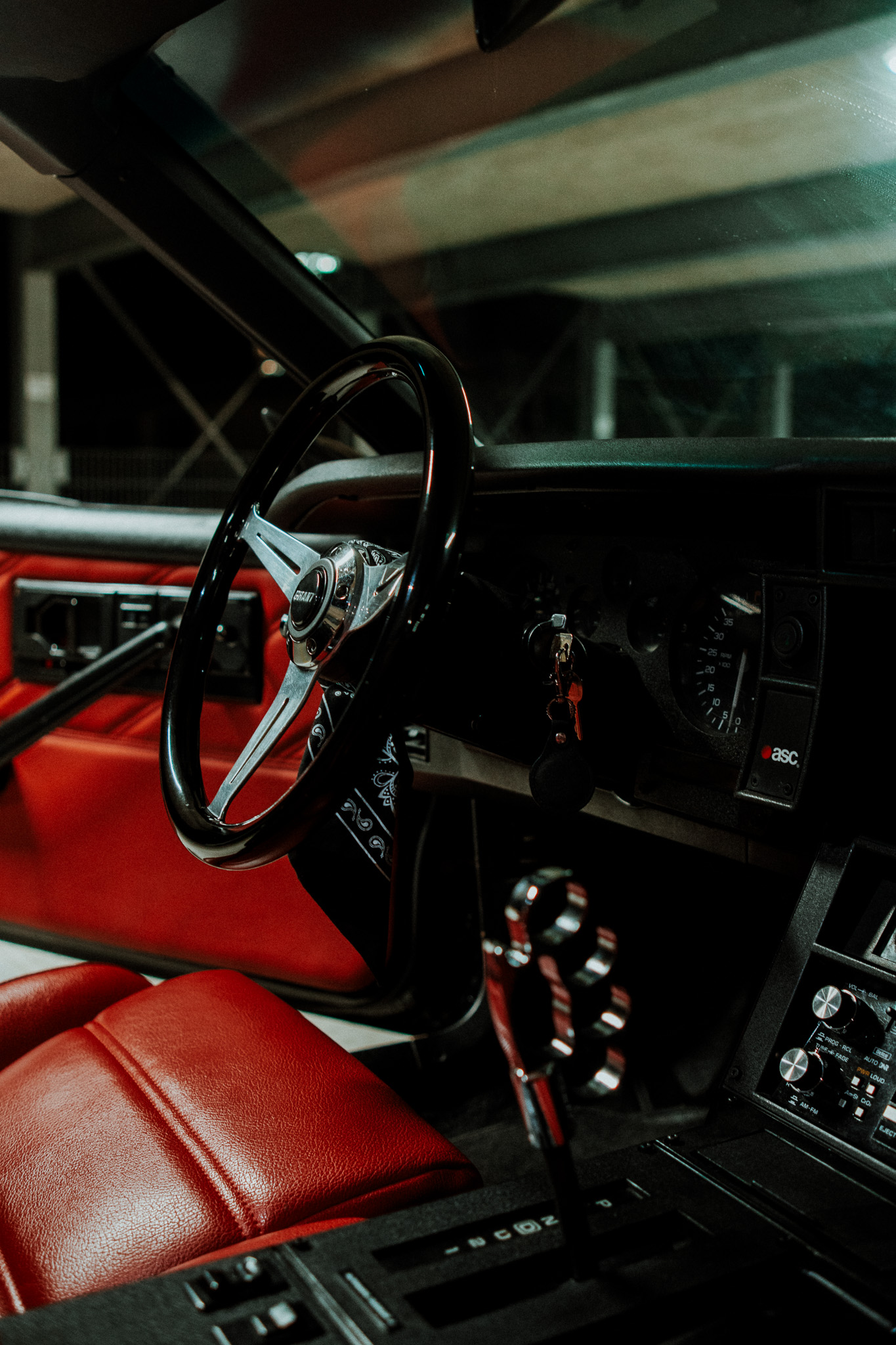 Armaturenbrett eines klassischen Autos mit rotem Leder und schwarzem Cockpit